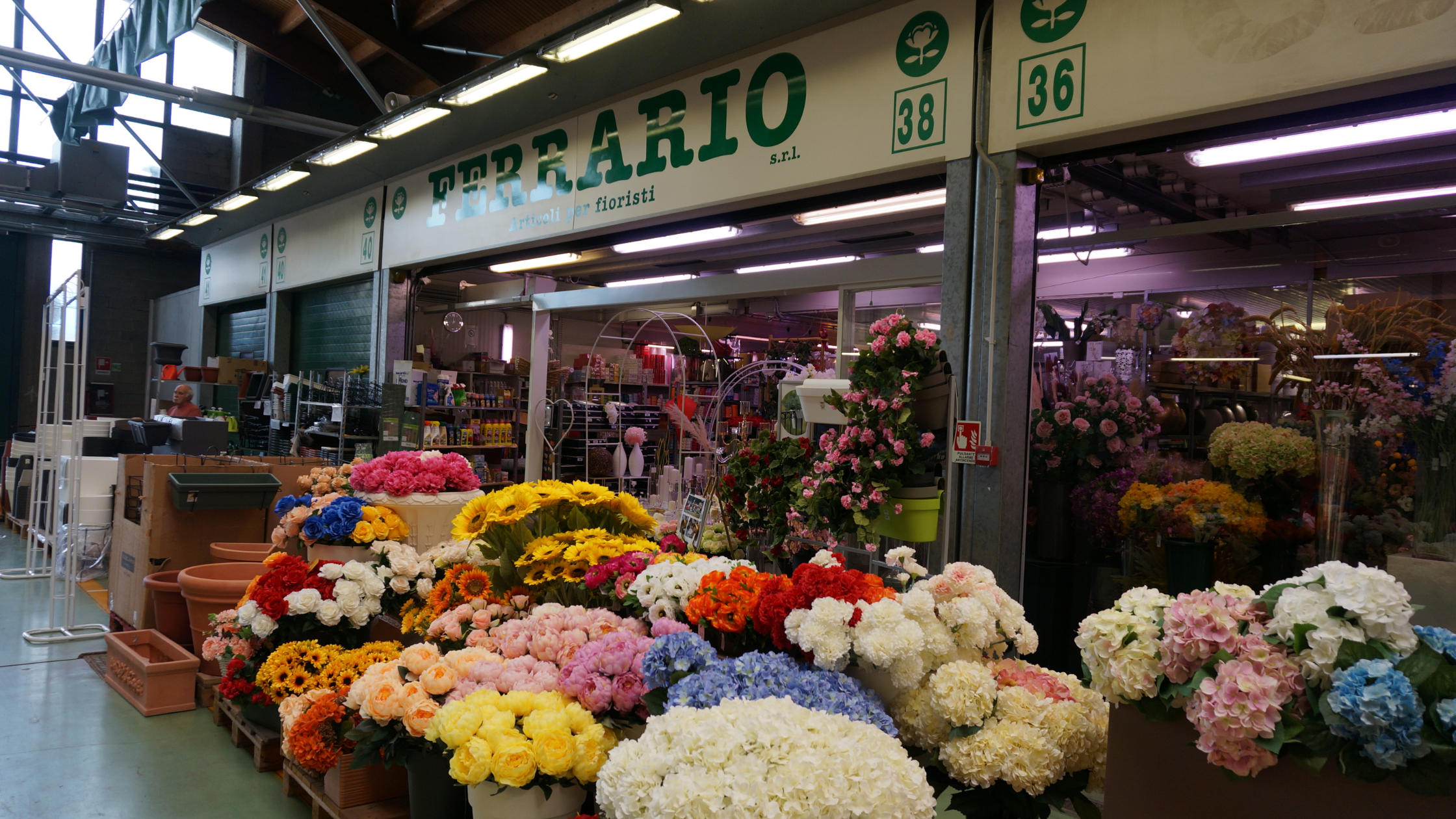 Il Mercato Floricolo all’Ingrosso: The Vibrant Flower Market in Milan